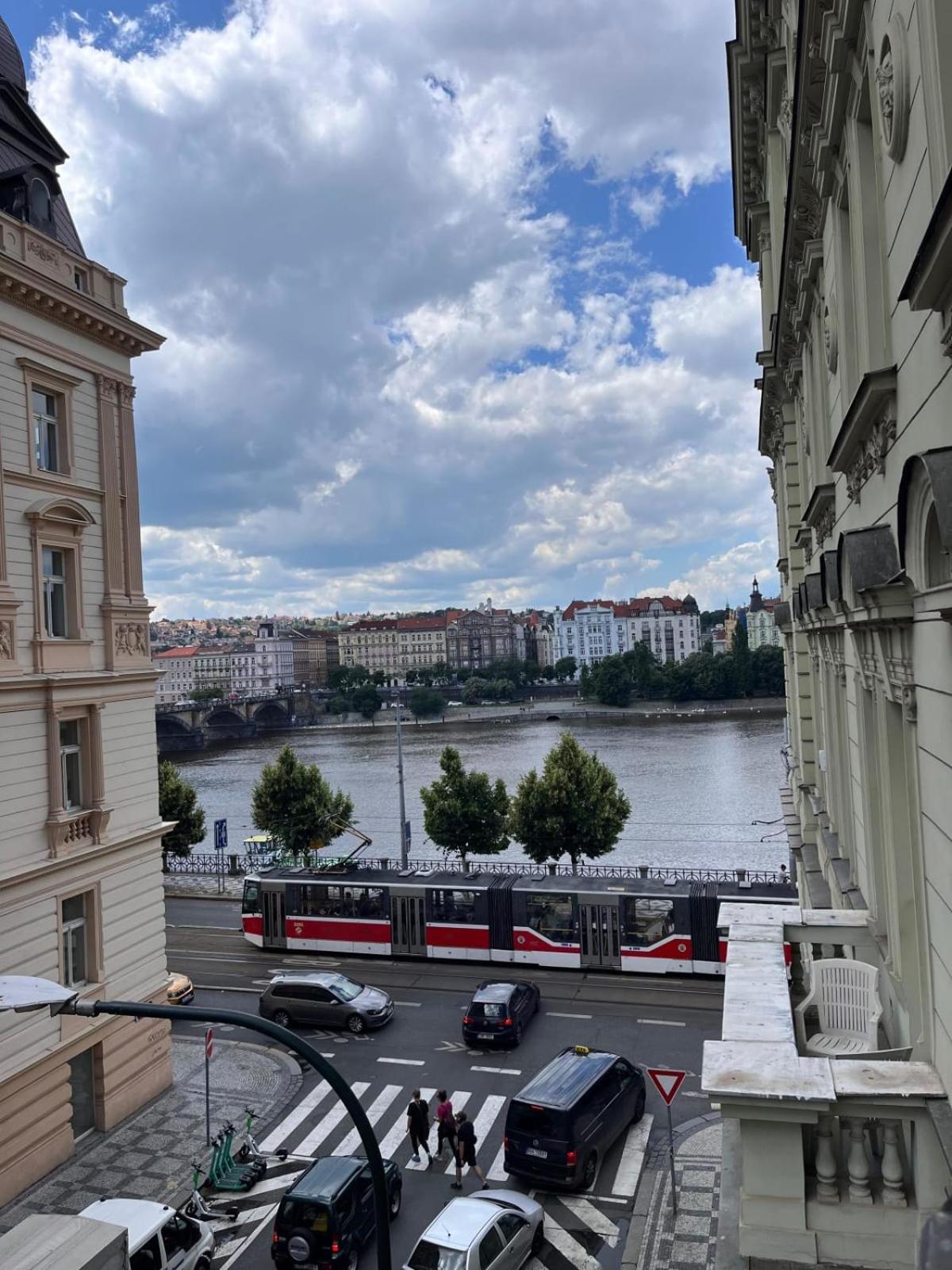 Comfortable And Cosy Apt A Few Steps From Dancing House And Naplavka Dance Praag Buitenkant foto